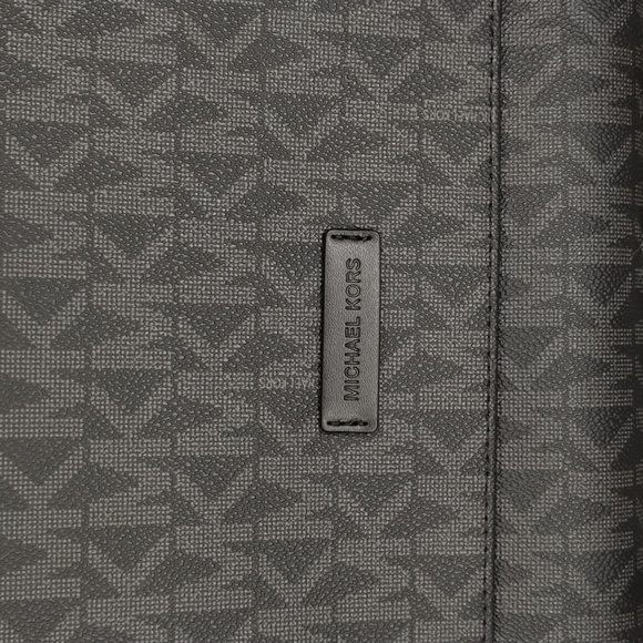 Michael Kors Everett Leather Flap Messenger Carryall Bag - Picture 2 of 12